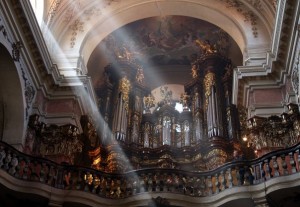 pohled na kůr s pýchou baziliky - největšími chrámovými varhanami v Praze
